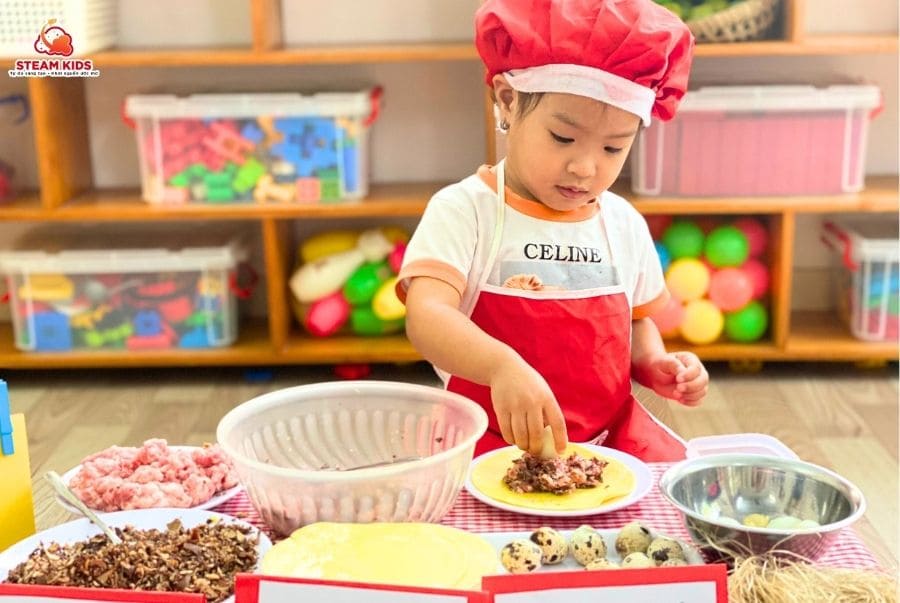 COOKING ẨM THỰC: BÉ LÀM BÁNH GỐI COOKING ẨM THỰC: BÉ LÀM BÁNH GỐI - Trường Mầm Non STEAM KIDS