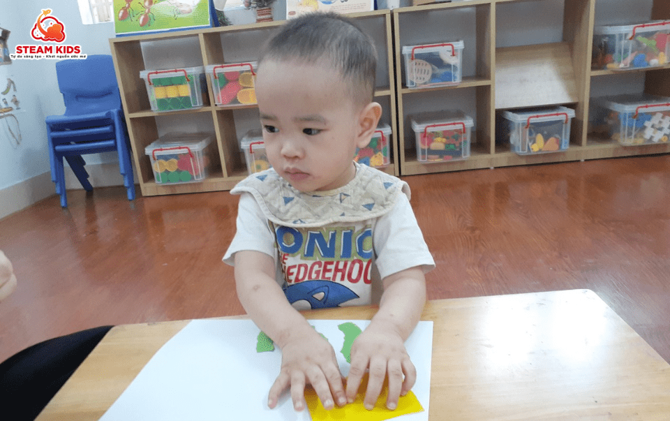 HOẠT ĐỘNG TẠO HÌNH XÉ DÁN CON CÁ HOẠT ĐỘNG TẠO HÌNH XÉ DÁN CON CÁ - Trường Mầm Non STEAM KIDS
