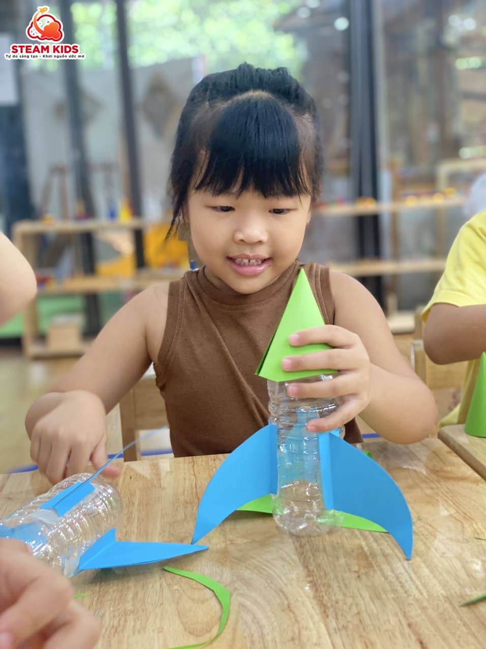 KHÁM PHÁ KHOA HỌC: SÁNG TẠO TÊN LỬA TỪ VỎ CHAI NHỰA KHÁM PHÁ KHOA HỌC: SÁNG TẠO TÊN LỬA TỪ VỎ CHAI NHỰA - Trường Mầm Non STEAM KIDS