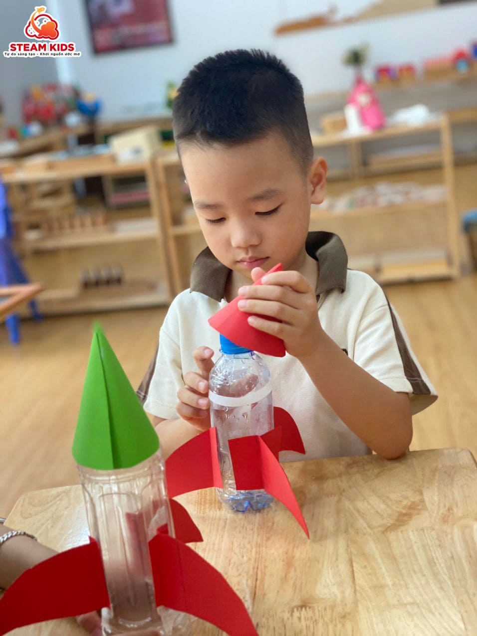 KHÁM PHÁ KHOA HỌC: SÁNG TẠO TÊN LỬA TỪ VỎ CHAI NHỰA KHÁM PHÁ KHOA HỌC: SÁNG TẠO TÊN LỬA TỪ VỎ CHAI NHỰA - Trường Mầm Non STEAM KIDS
