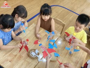 KHÁM PHÁ KHOA HỌC: SÁNG TẠO TÊN LỬA TỪ VỎ CHAI NHỰA - Trường Mầm Non STEAM KIDS