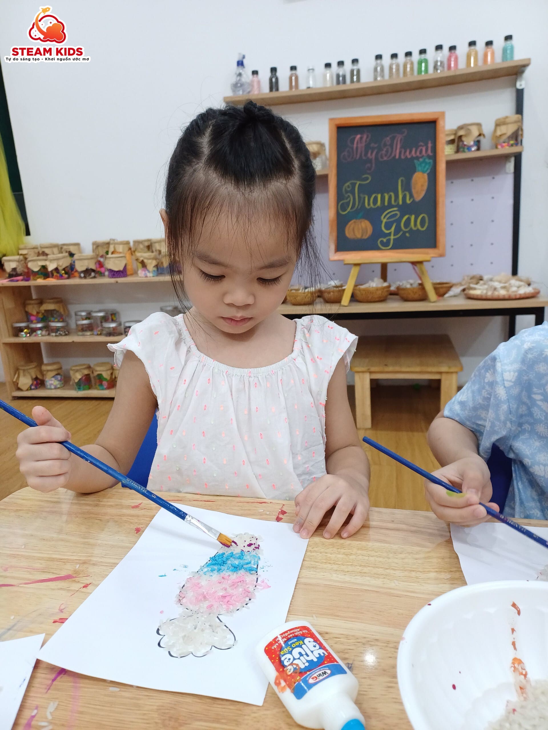 MỸ THUẬT SÁNG TẠO: TẠO HÌNH TRANH GẠO - Trường Mầm Non STEAM KIDS