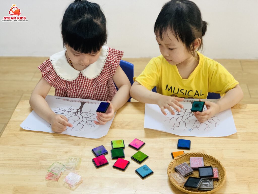 HOẠT ĐỘNG SÁNG TẠO: CÂY HOA BỐN MÙA TỪ DẤU VÂN TAY HOẠT ĐỘNG SÁNG TẠO: CÂY HOA BỐN MÙA TỪ DẤU VÂN TAY - Trường Mầm Non STEAM KIDS