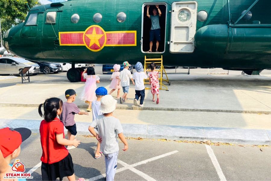 HOẠT ĐỘNG TRẢI NGHIỆM: THAM QUAN BẢO TÀNG PHÒNG KHÔNG - KHÔNG QUÂN HOẠT ĐỘNG TRẢI NGHIỆM: THAM QUAN BẢO TÀNG PHÒNG KHÔNG - KHÔNG QUÂN - Trường Mầm Non STEAM KIDS