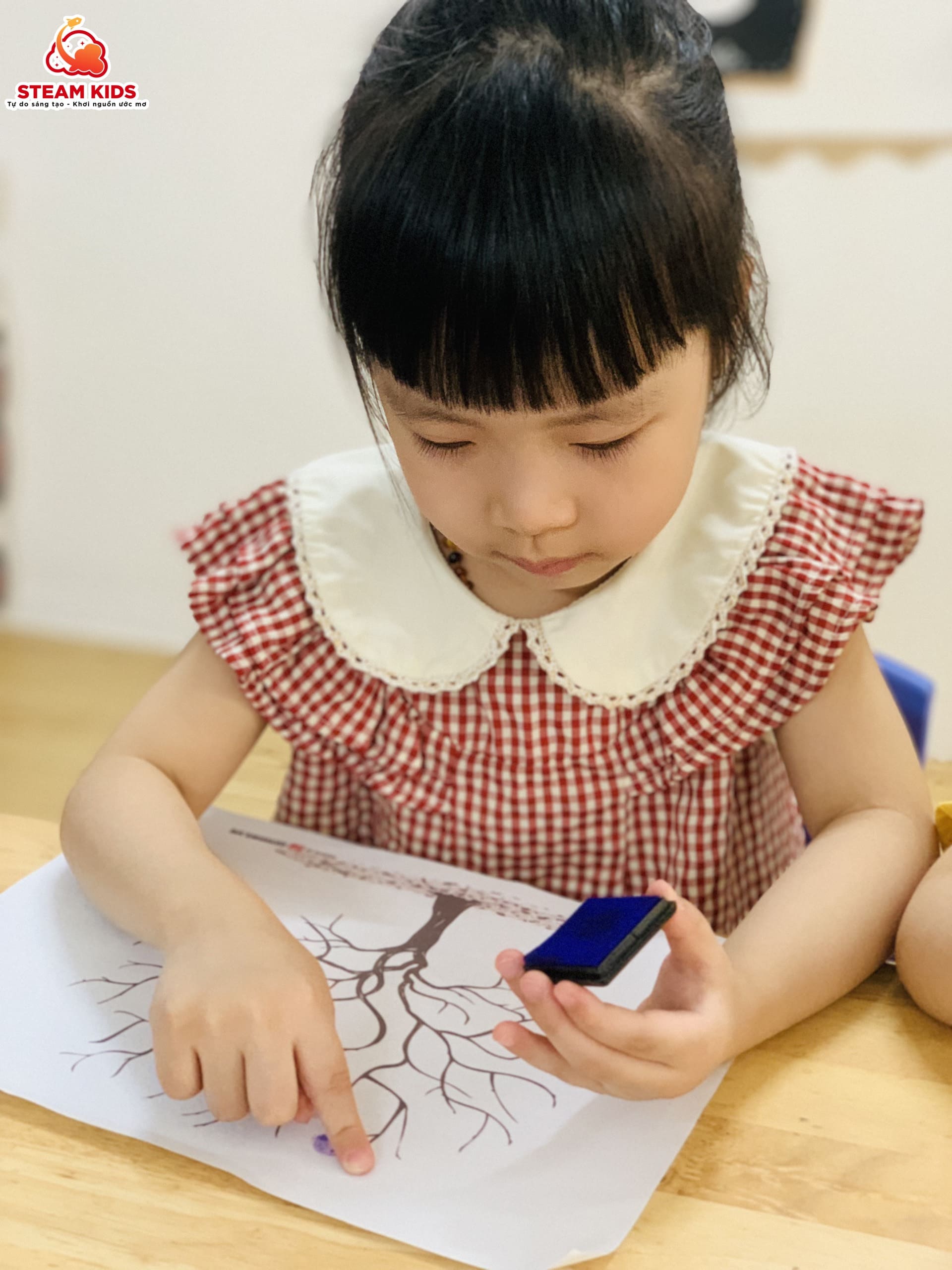 HOẠT ĐỘNG SÁNG TẠO: CÂY HOA BỐN MÙA TỪ DẤU VÂN TAY HOẠT ĐỘNG SÁNG TẠO: CÂY HOA BỐN MÙA TỪ DẤU VÂN TAY - Trường Mầm Non STEAM KIDS