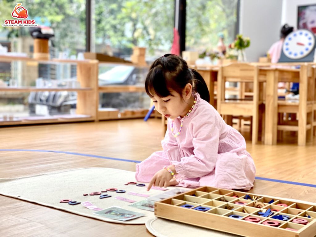 ️ HOẠT ĐỘNG MONTESSORI CÁ NHÂN ️️ ️ HOẠT ĐỘNG MONTESSORI CÁ NHÂN ️️ - Trường Mầm Non STEAM KIDS
