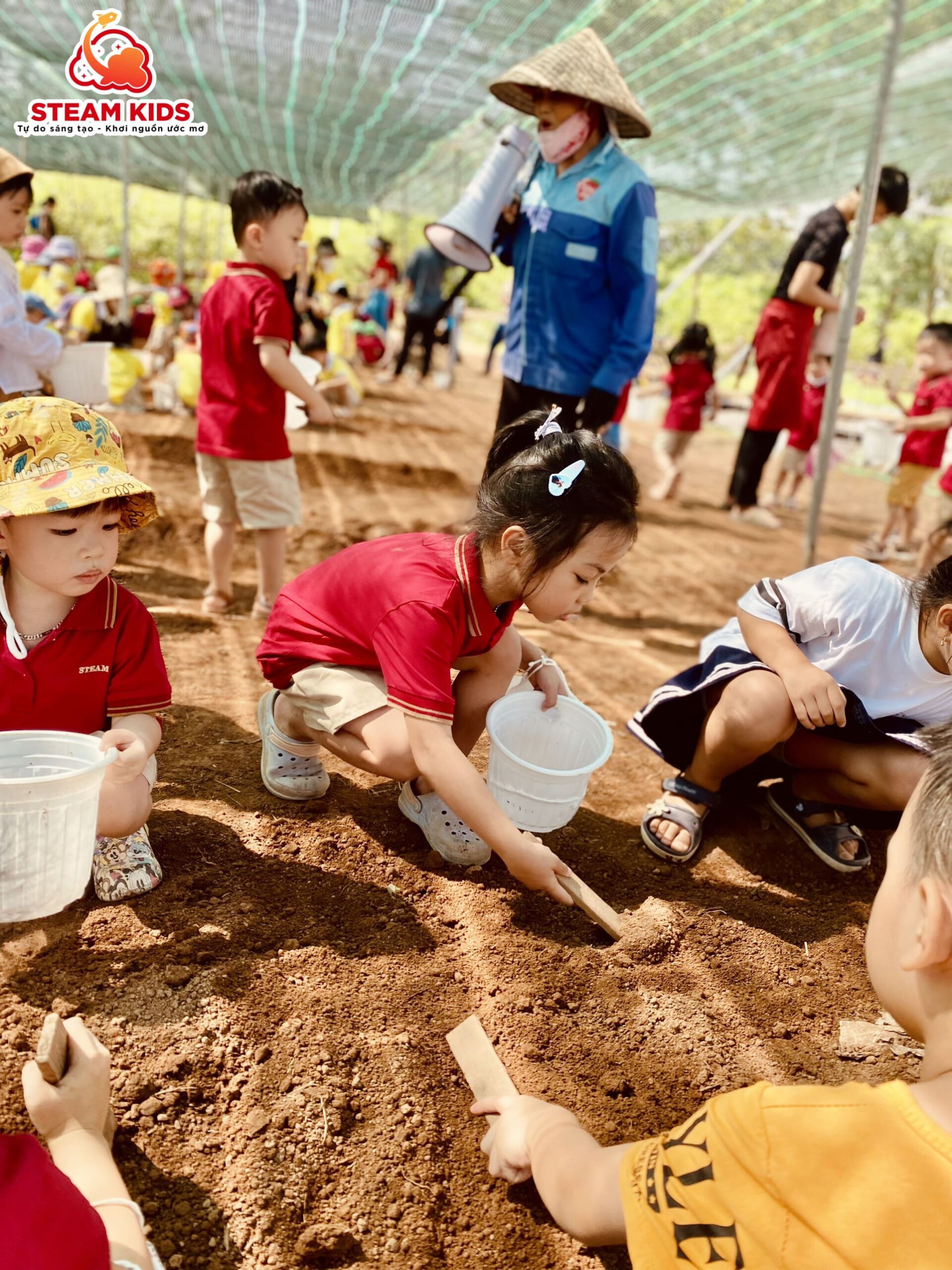 MỘT NGÀY TRẢI NGHIỆM LÀM BÁC NÔNG DÂN MỘT NGÀY TRẢI NGHIỆM LÀM BÁC NÔNG DÂN - Trường Mầm Non STEAM KIDS