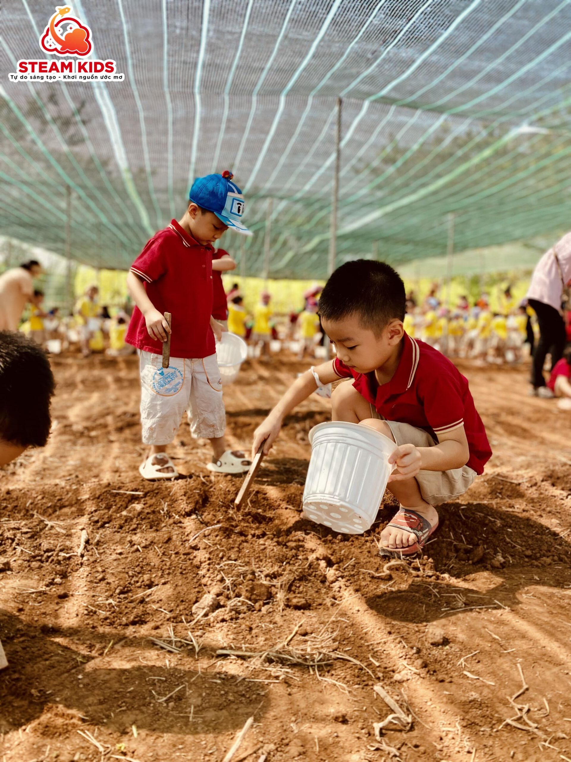 MỘT NGÀY TRẢI NGHIỆM LÀM BÁC NÔNG DÂN MỘT NGÀY TRẢI NGHIỆM LÀM BÁC NÔNG DÂN - Trường Mầm Non STEAM KIDS