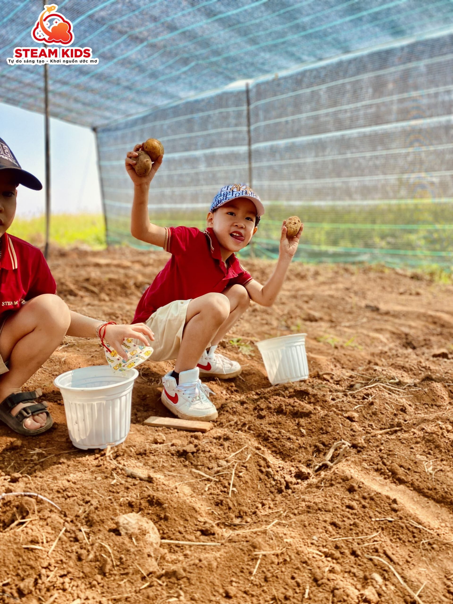 MỘT NGÀY TRẢI NGHIỆM LÀM BÁC NÔNG DÂN MỘT NGÀY TRẢI NGHIỆM LÀM BÁC NÔNG DÂN - Trường Mầm Non STEAM KIDS
