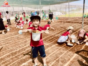 MỘT NGÀY TRẢI NGHIỆM LÀM BÁC NÔNG DÂN - Trường Mầm Non STEAM KIDS