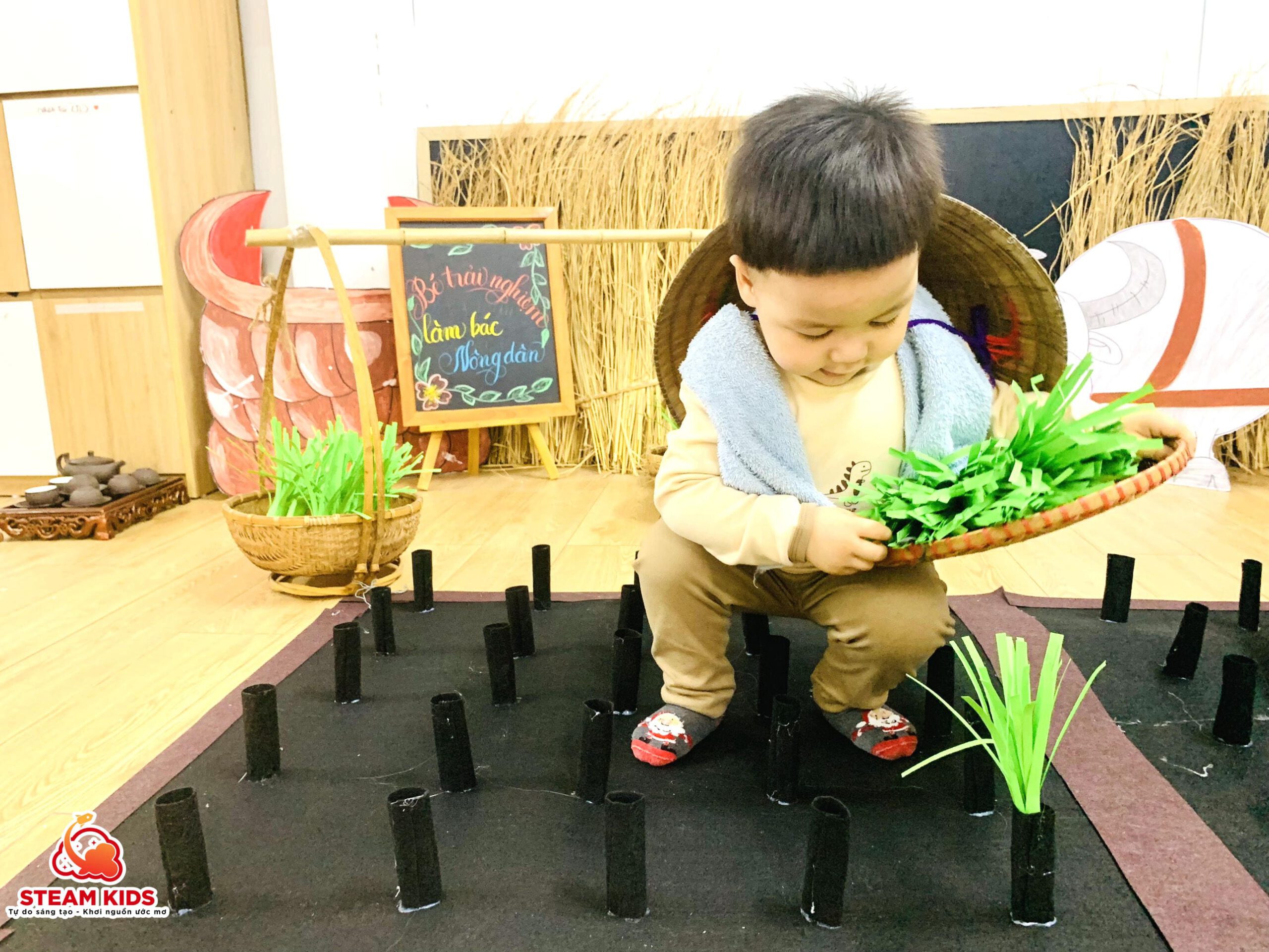 BÉ TRẢI NGHIỆM LÀM BÁC NÔNG DÂN BÉ TRẢI NGHIỆM LÀM BÁC NÔNG DÂN - Trường Mầm Non STEAM KIDS