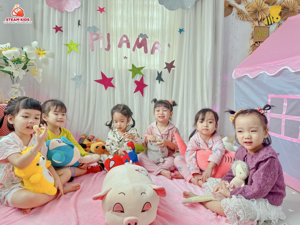TRẢI NGHIỆM: “MY SCHOOL IS MY HOME” TRẢI NGHIỆM: “MY SCHOOL IS MY HOME” - Trường Mầm Non STEAM KIDS