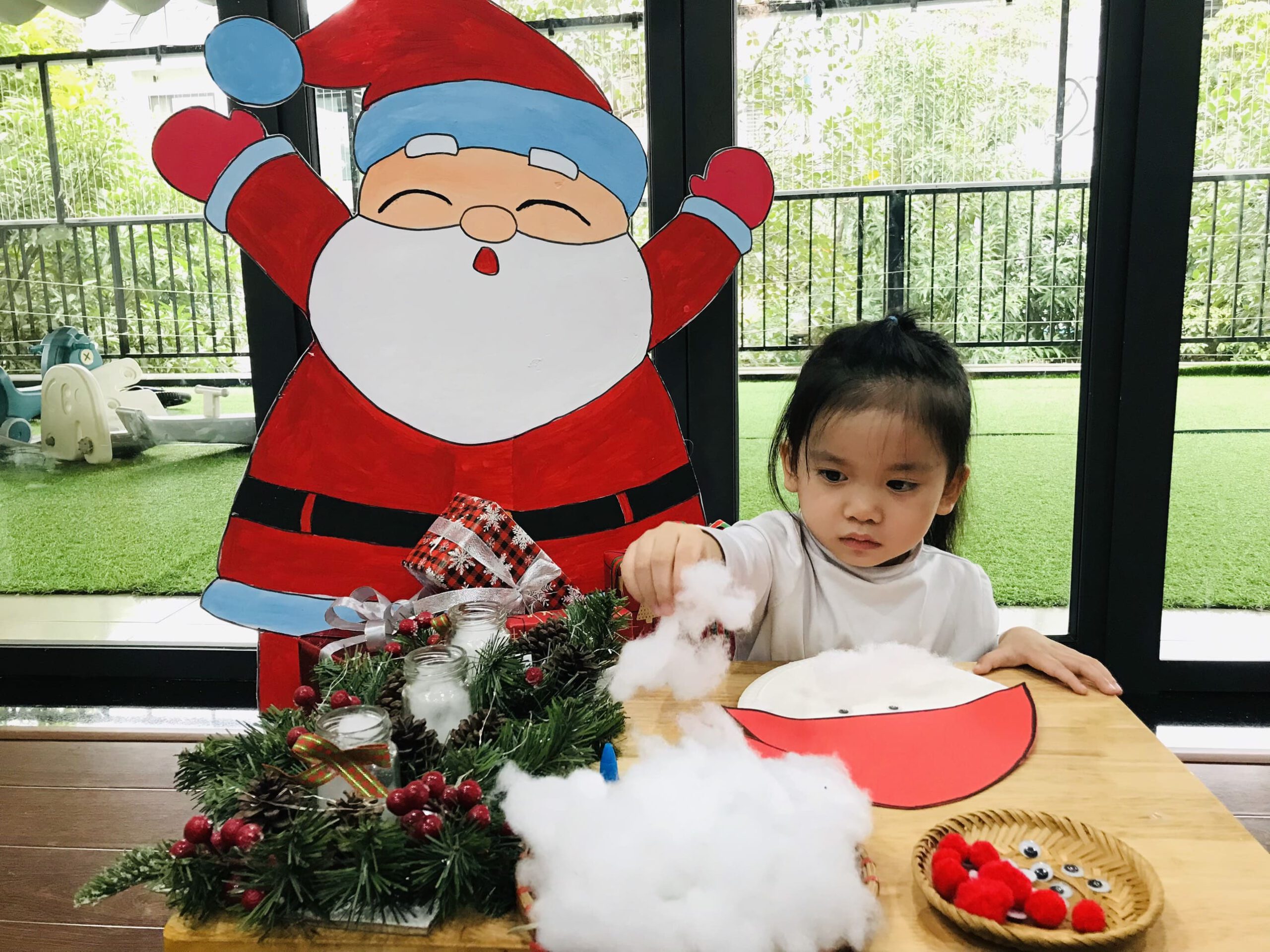 STEM: TẠO HÌNH ÔNG GIÀ NOEL BẰNG ĐĨA GIẤY - Trường Mầm Non STEAM KIDS