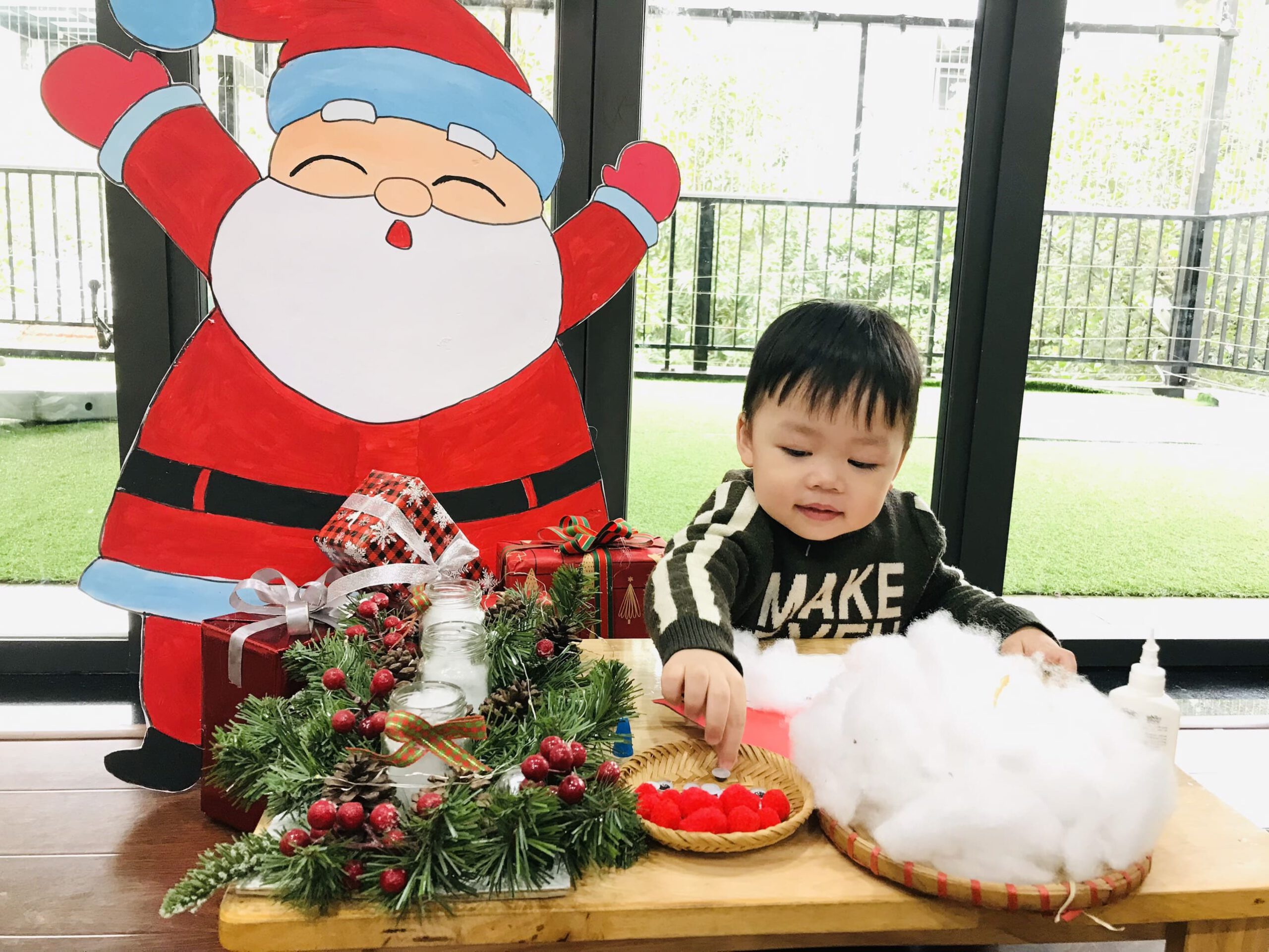 STEM: TẠO HÌNH ÔNG GIÀ NOEL BẰNG ĐĨA GIẤY - Trường Mầm Non STEAM KIDS