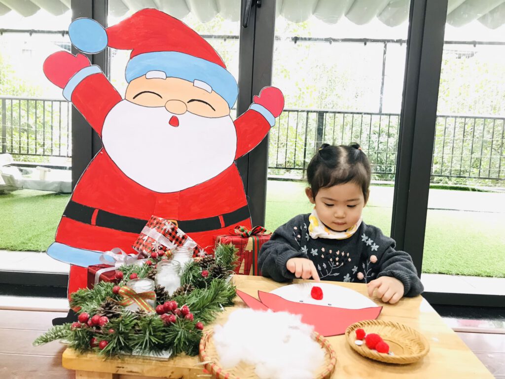 STEM: TẠO HÌNH ÔNG GIÀ NOEL BẰNG ĐĨA GIẤY - Trường Mầm Non STEAM KIDS