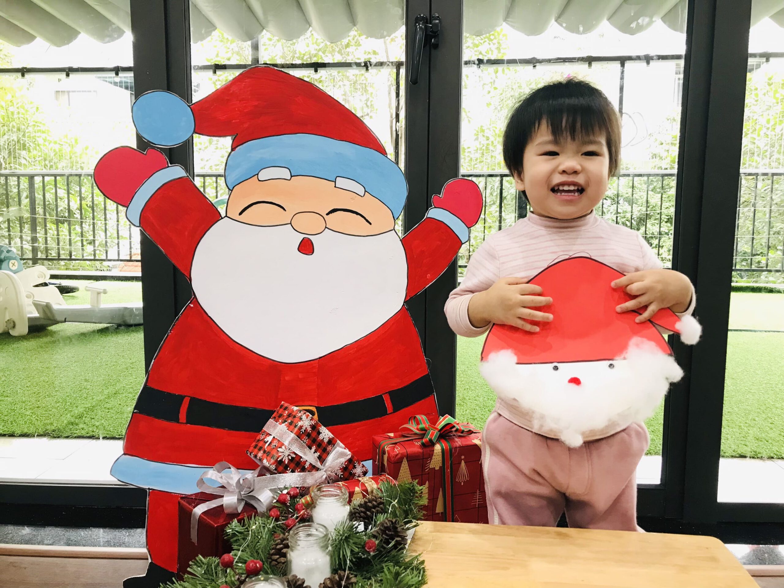 STEM: TẠO HÌNH ÔNG GIÀ NOEL BẰNG ĐĨA GIẤY - Trường Mầm Non STEAM KIDS