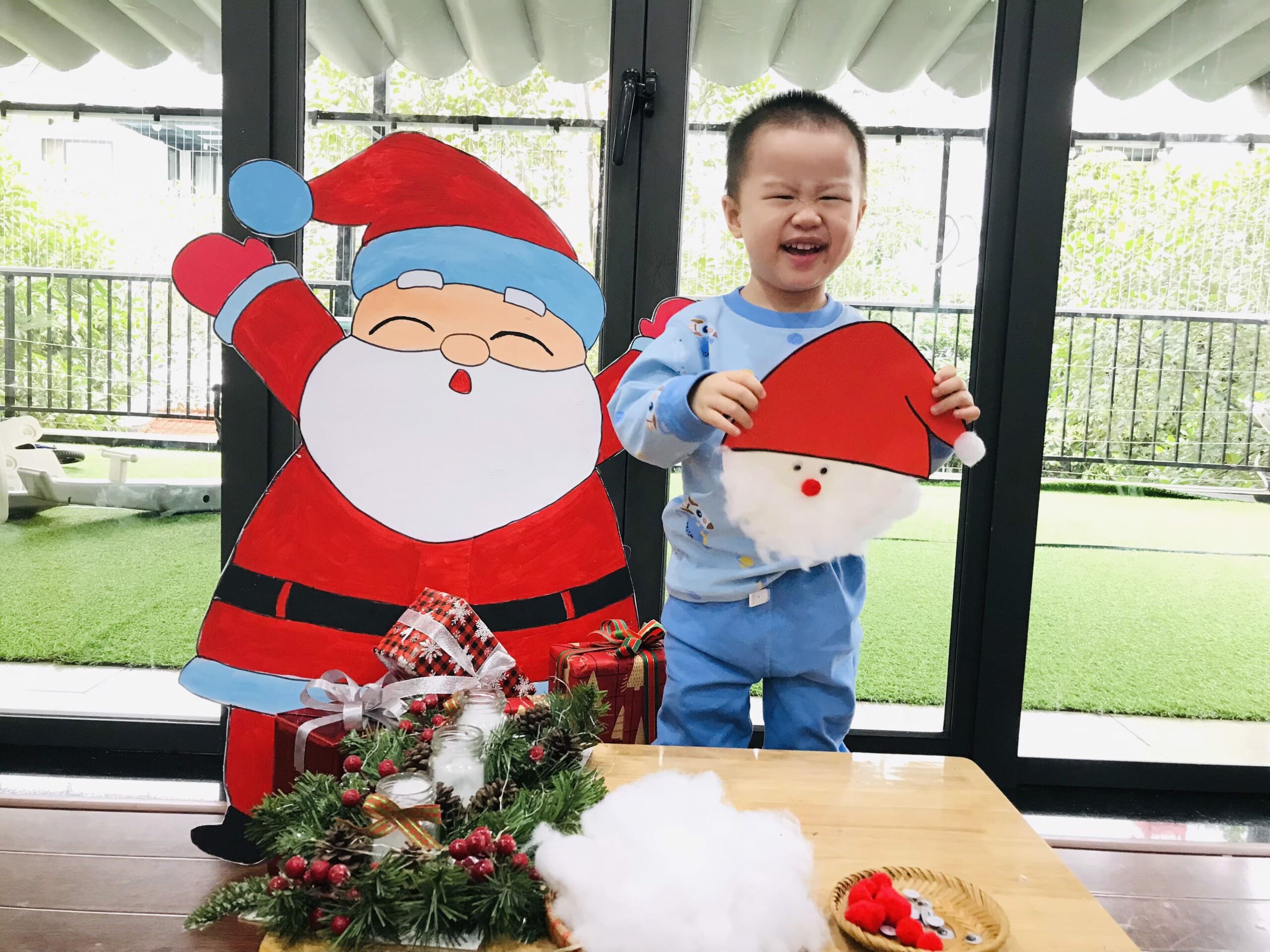 STEM: TẠO HÌNH ÔNG GIÀ NOEL BẰNG ĐĨA GIẤY - Trường Mầm Non STEAM KIDS