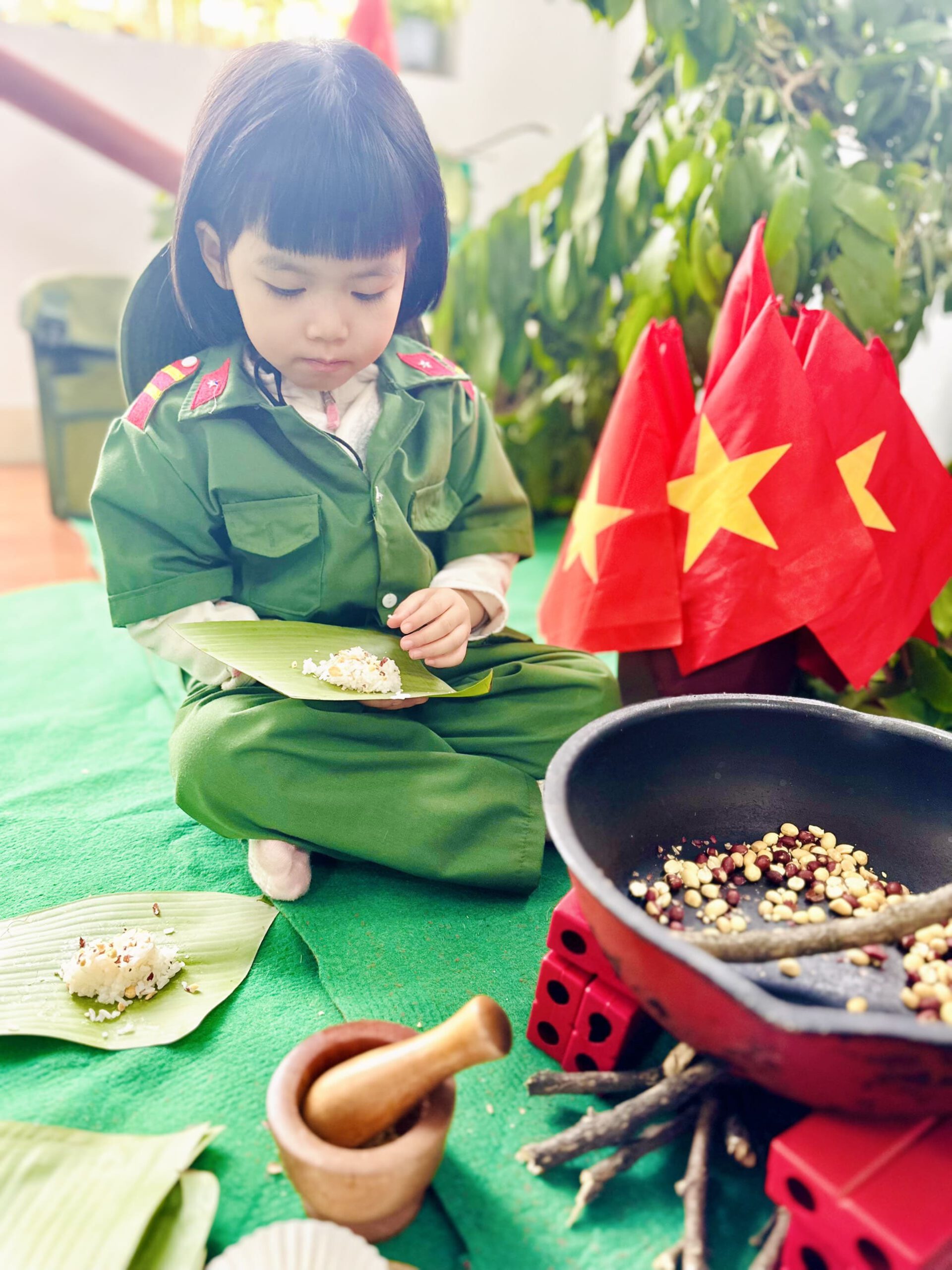 TRẢI NGHIỆM: BỮA CƠM HÀNH QUÂN VỚI CƠM NẮM MUỐI VỪNG - Trường Mầm Non STEAM KIDS