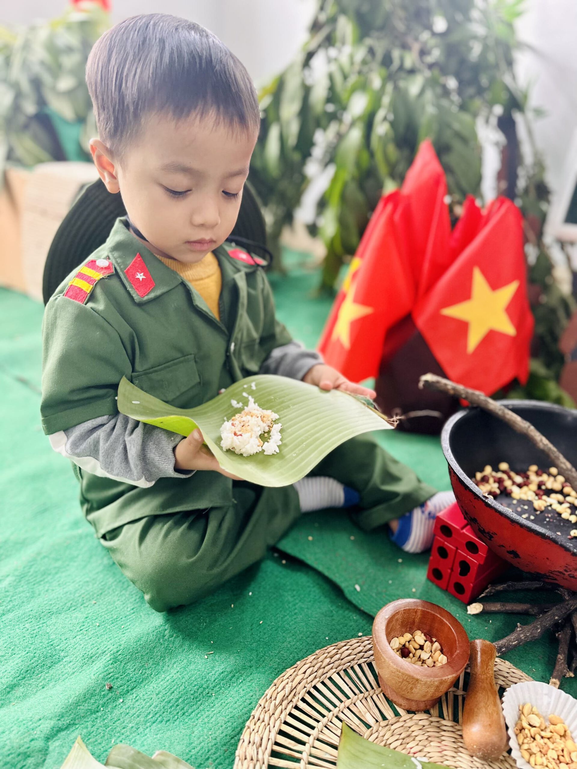 TRẢI NGHIỆM: BỮA CƠM HÀNH QUÂN VỚI CƠM NẮM MUỐI VỪNG - Trường Mầm Non STEAM KIDS