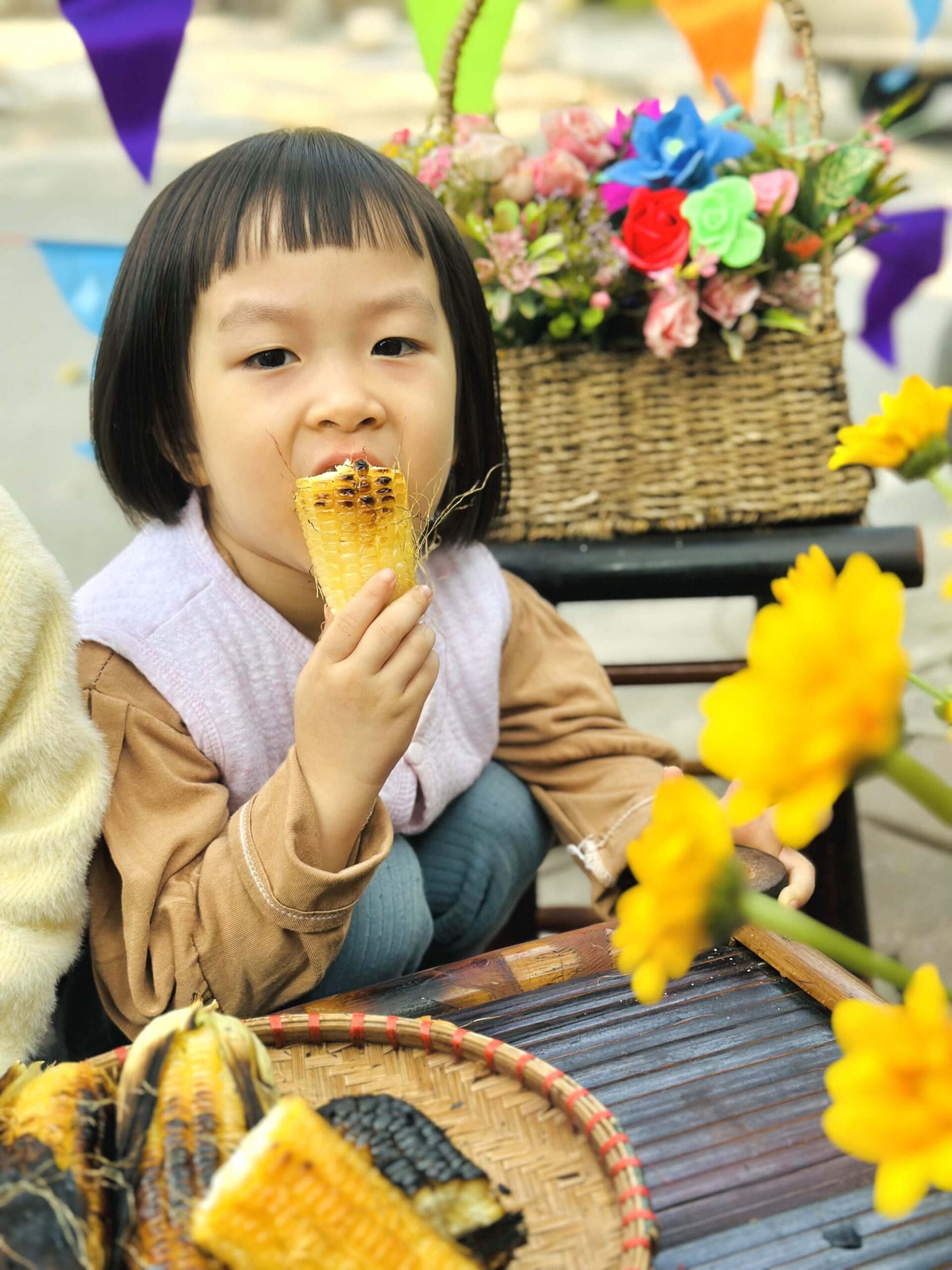 TRẢI NGHIỆM: “NƯỚNG NGÔ, NƯỚNG KHOAI” TRẢI NGHIỆM: “NƯỚNG NGÔ, NƯỚNG KHOAI” - Trường Mầm Non STEAM KIDS