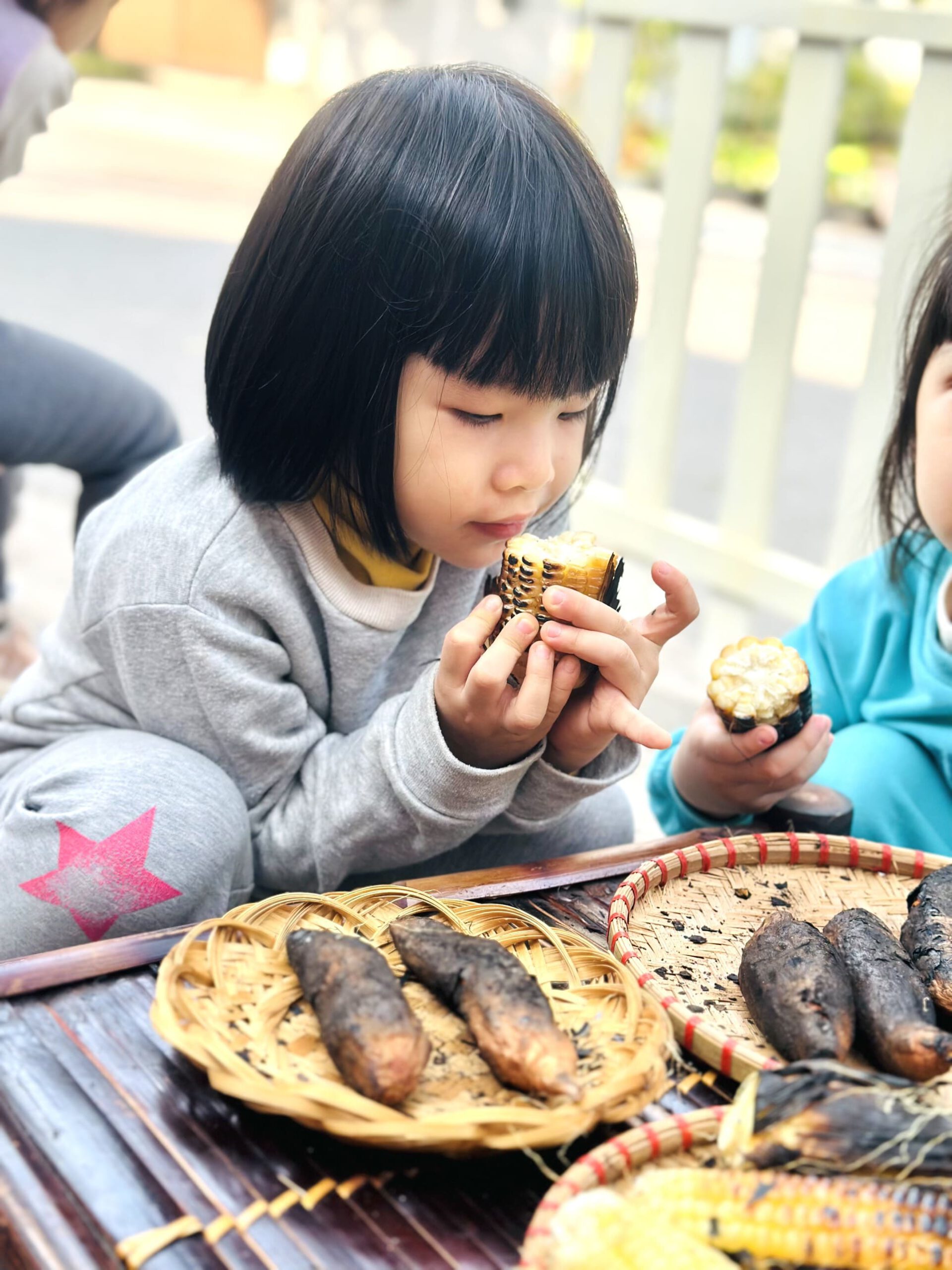 TRẢI NGHIỆM: “NƯỚNG NGÔ, NƯỚNG KHOAI” TRẢI NGHIỆM: “NƯỚNG NGÔ, NƯỚNG KHOAI” - Trường Mầm Non STEAM KIDS