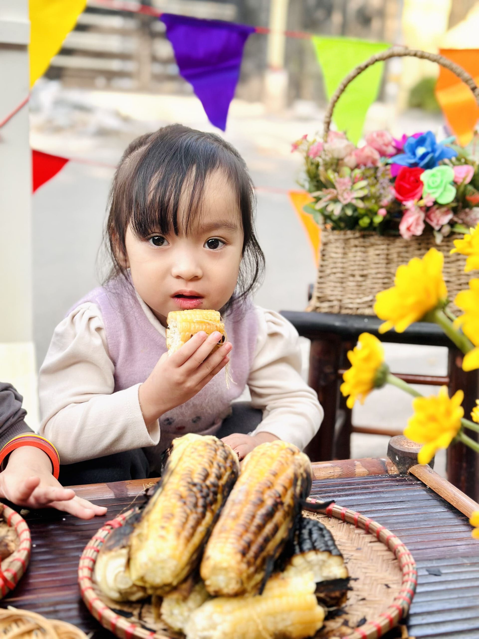 TRẢI NGHIỆM: “NƯỚNG NGÔ, NƯỚNG KHOAI” TRẢI NGHIỆM: “NƯỚNG NGÔ, NƯỚNG KHOAI” - Trường Mầm Non STEAM KIDS