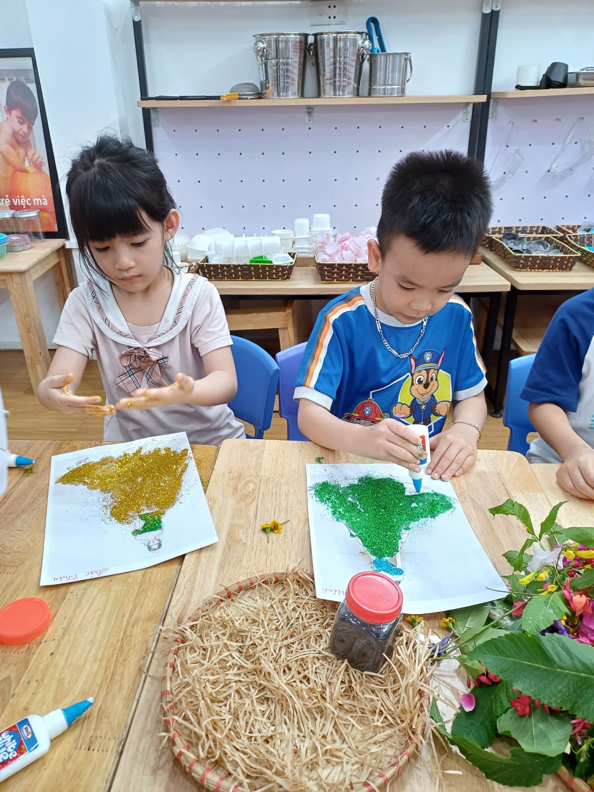 MỸ THUẬT SÁNG TẠO: THIẾT KẾ THỜI TRANG MỸ THUẬT SÁNG TẠO: THIẾT KẾ THỜI TRANG - Trường Mầm Non STEAM KIDS