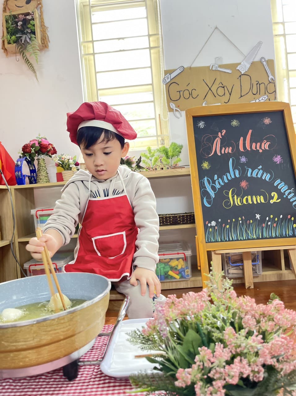 GÓC ẨM THỰC: LÀM BÁNH RÁN MẶN GÓC ẨM THỰC: LÀM BÁNH RÁN MẶN - Trường Mầm Non STEAM KIDS