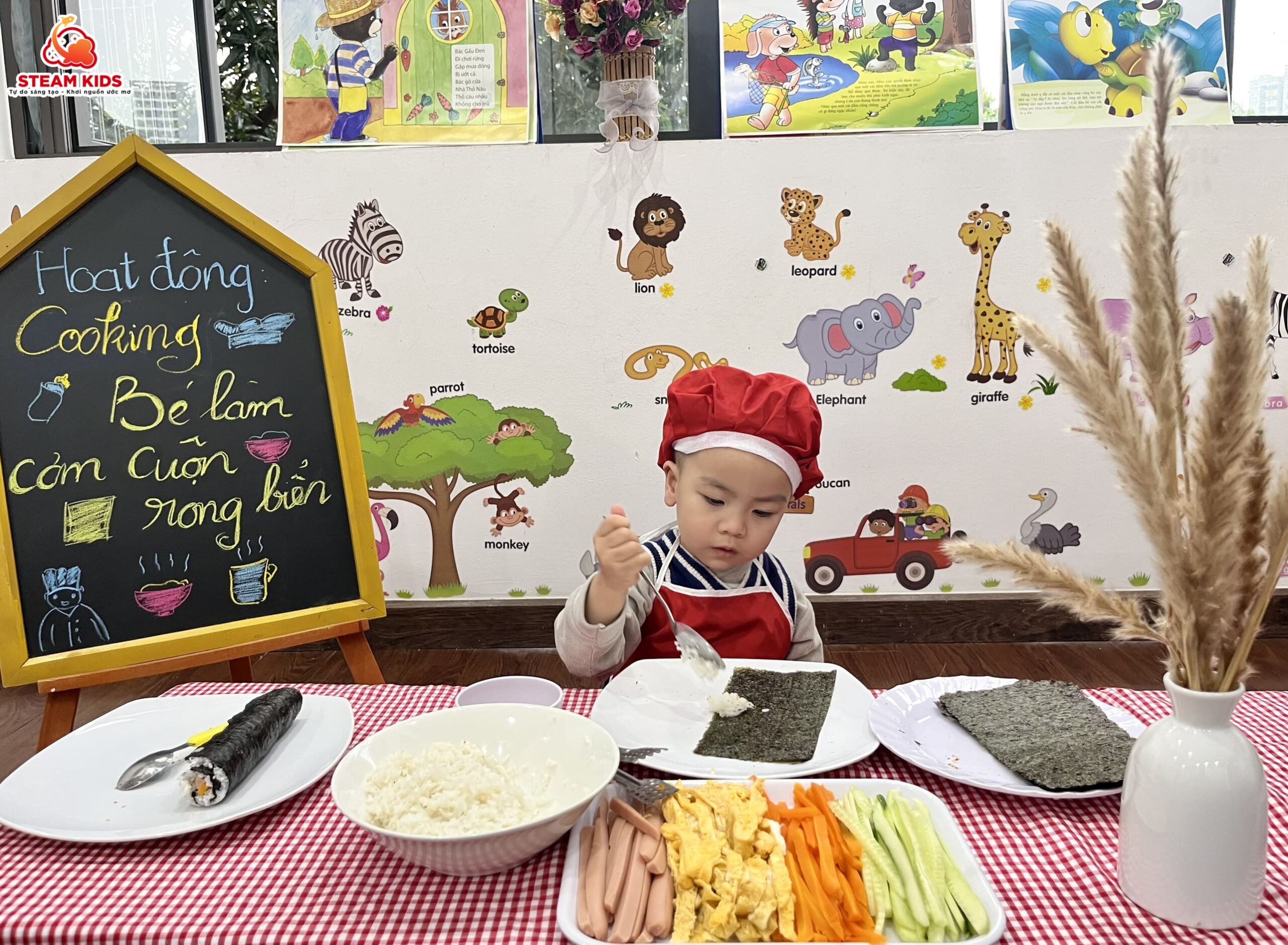 ẨM THỰC: CƠM CUỘN RONG BIỂN ẨM THỰC: CƠM CUỘN RONG BIỂN - Trường Mầm Non STEAM KIDS