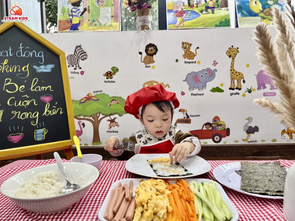 ẨM THỰC: CƠM CUỘN RONG BIỂN ẨM THỰC: CƠM CUỘN RONG BIỂN - Trường Mầm Non STEAM KIDS