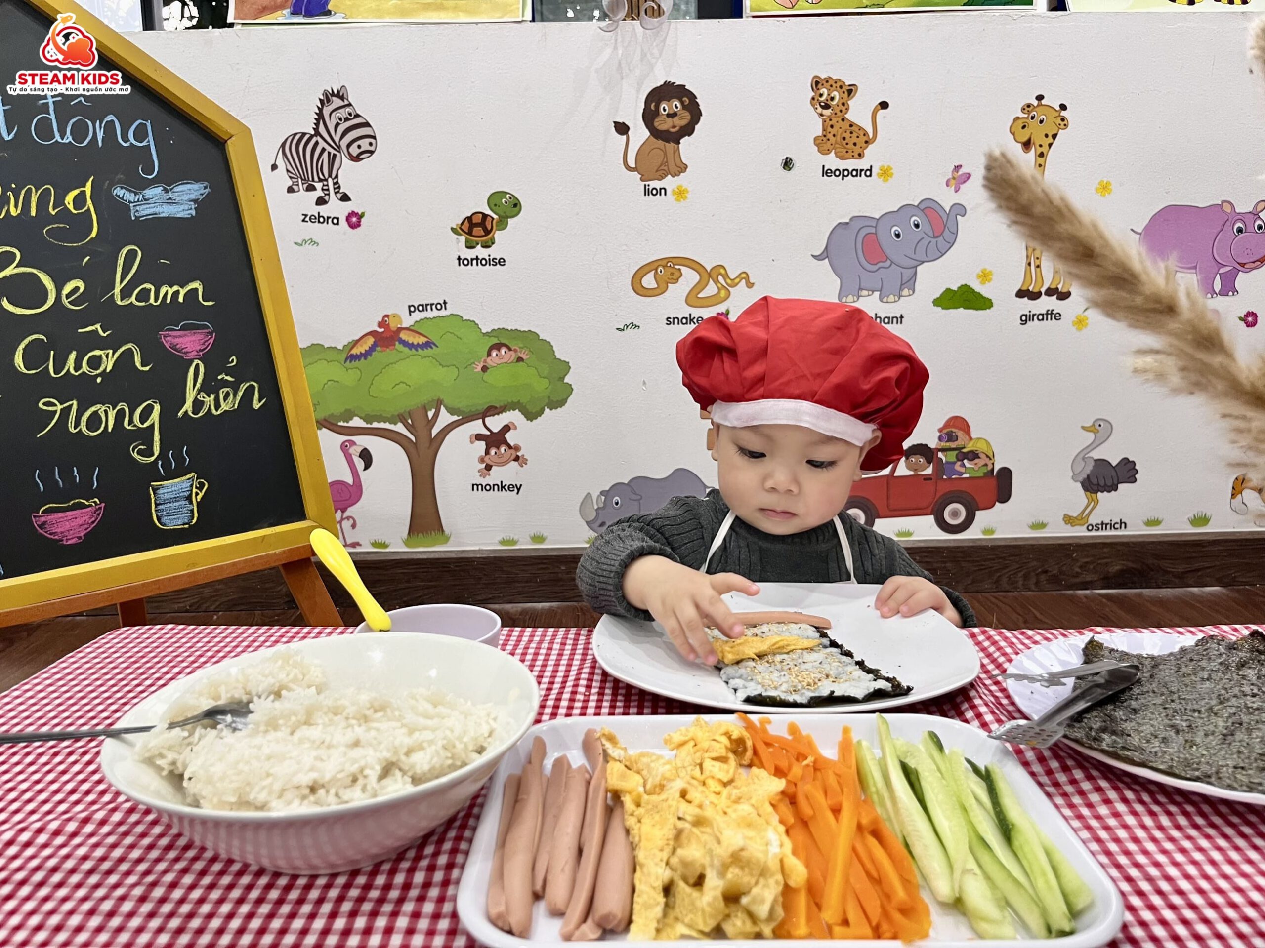 ẨM THỰC: CƠM CUỘN RONG BIỂN ẨM THỰC: CƠM CUỘN RONG BIỂN - Trường Mầm Non STEAM KIDS