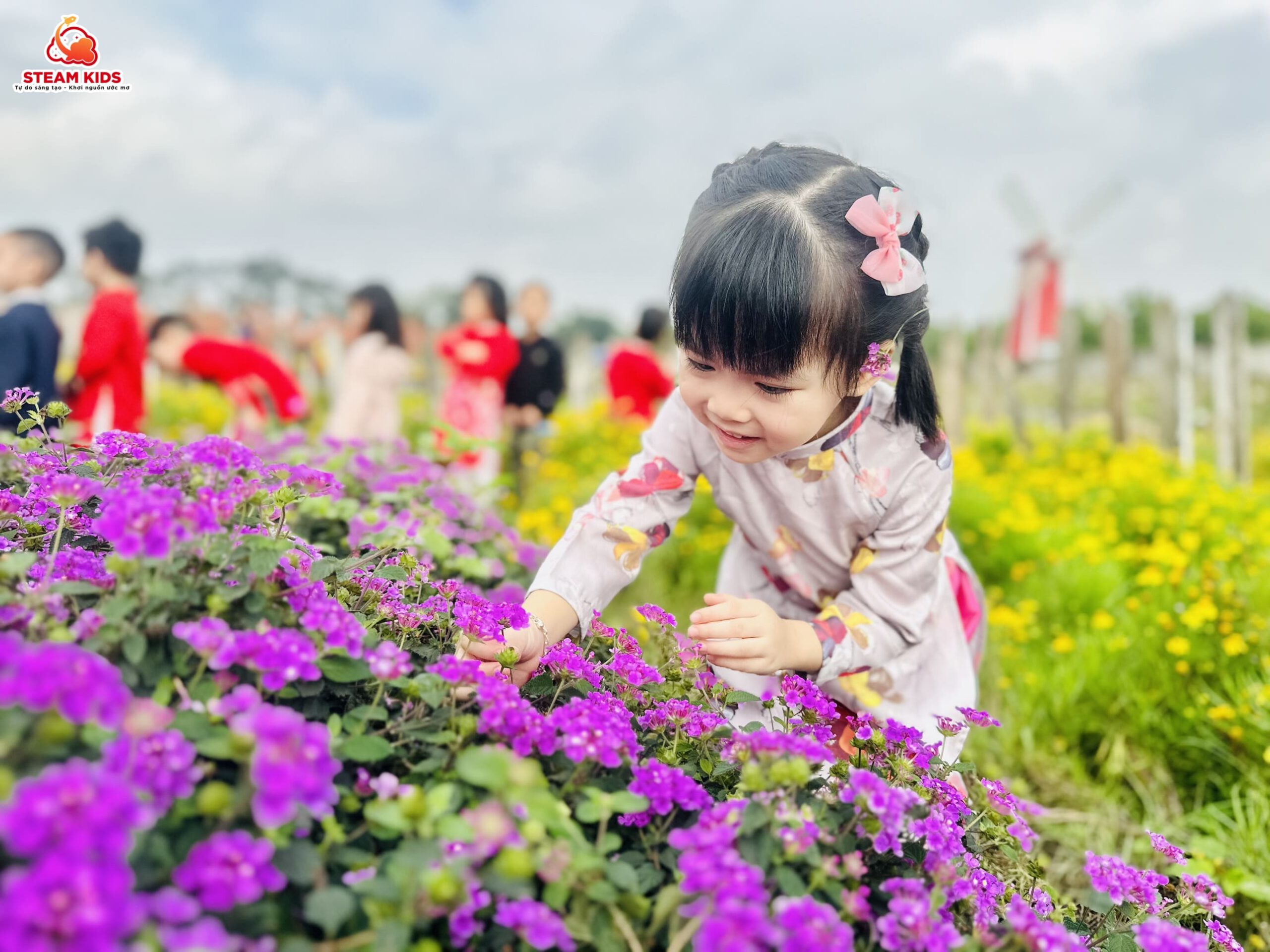 CÁC EM BÉ STEAM TỎA SÁNG BÊN THẢO NGUYÊN HOA - Trường Mầm Non STEAM KIDS