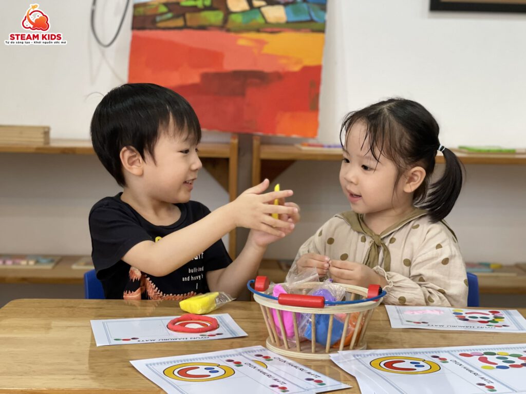 REGGIO: SÁNG TẠO VỚI ĐẤT SÉT KHÔ REGGIO: SÁNG TẠO VỚI ĐẤT SÉT KHÔ - Trường Mầm Non STEAM KIDS