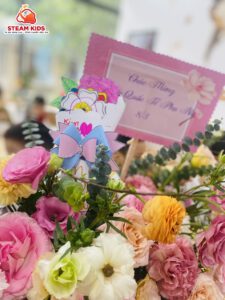 CÁC BẠN NHỎ STEAM 16 LÀM THIỆP TẶNG BÀ, TẶNG MẸ - Trường Mầm Non STEAM KIDS