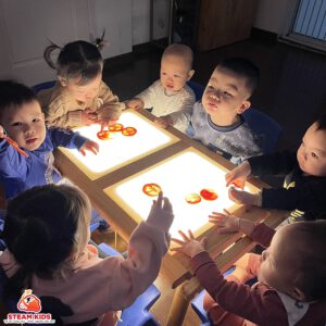 KHÁM PHÁ QUẢ CÀ CHUA TRÊN BÀN ÁNH SÁNG - Trường Mầm Non STEAM KIDS