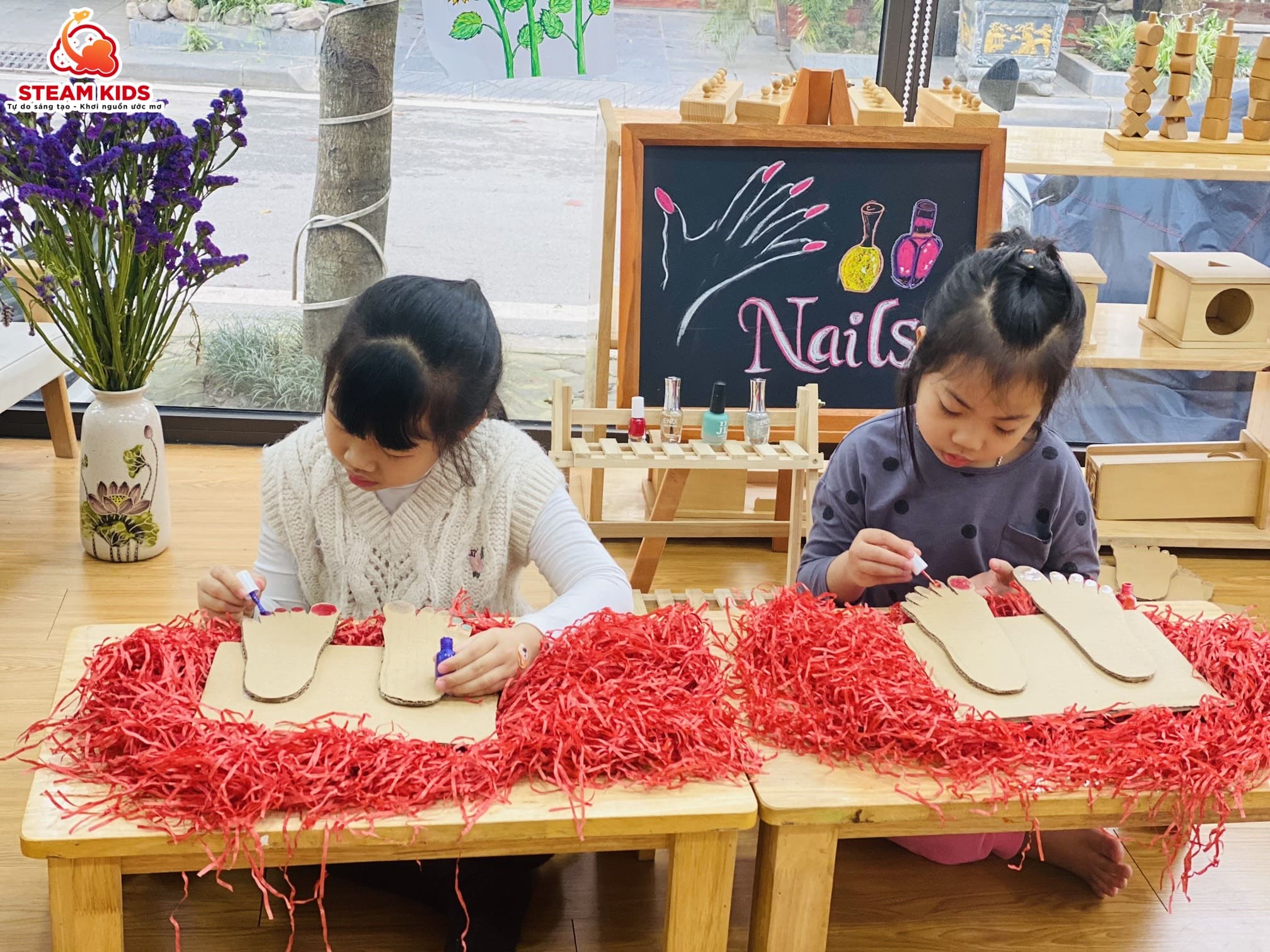 HOẠT ĐỘNG TRẢI NGHIỆM: BÉ LÀM TIỆM NAILS HOẠT ĐỘNG TRẢI NGHIỆM: BÉ LÀM TIỆM NAILS - Trường Mầm Non STEAM KIDS