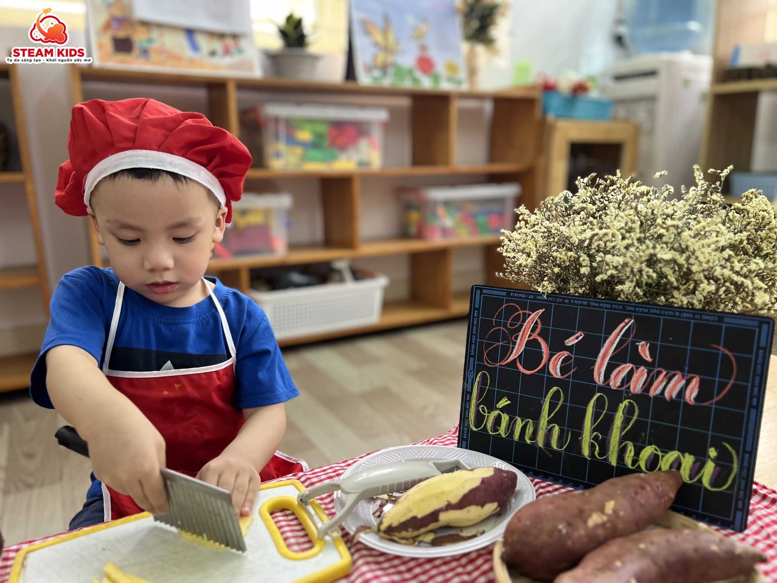 COOKING: BÉ LÀM BÁNH KHOAI COOKING: BÉ LÀM BÁNH KHOAI - Trường Mầm Non STEAM KIDS
