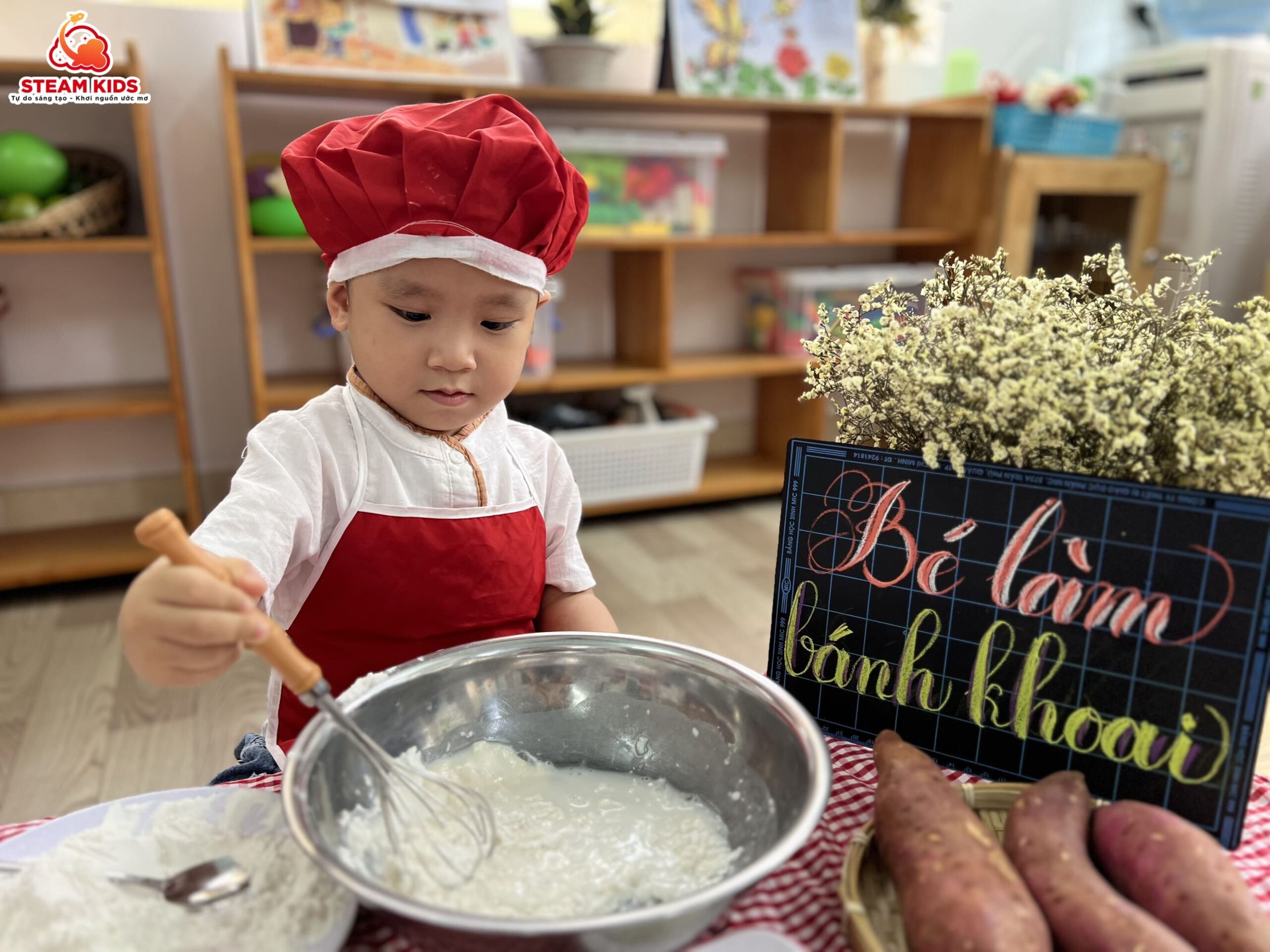 COOKING: BÉ LÀM BÁNH KHOAI COOKING: BÉ LÀM BÁNH KHOAI - Trường Mầm Non STEAM KIDS