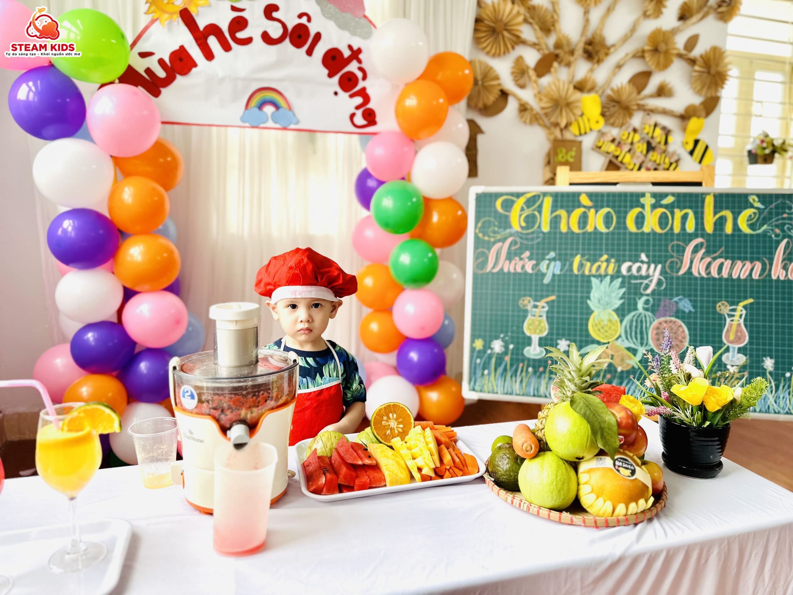 CHÀO ĐÓN HÈ SÔI ĐỘNG CÙNG NƯỚC ÉP TRÁI CÂY CHÀO ĐÓN HÈ SÔI ĐỘNG CÙNG NƯỚC ÉP TRÁI CÂY - Trường Mầm Non STEAM KIDS
