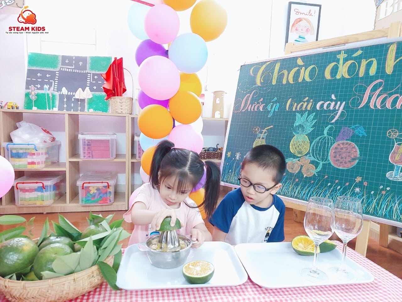 CHÀO ĐÓN HÈ - CÙNG LÀM NƯỚC ÉP TRÁI CÂY CHÀO ĐÓN HÈ - CÙNG LÀM NƯỚC ÉP TRÁI CÂY - Trường Mầm Non STEAM KIDS