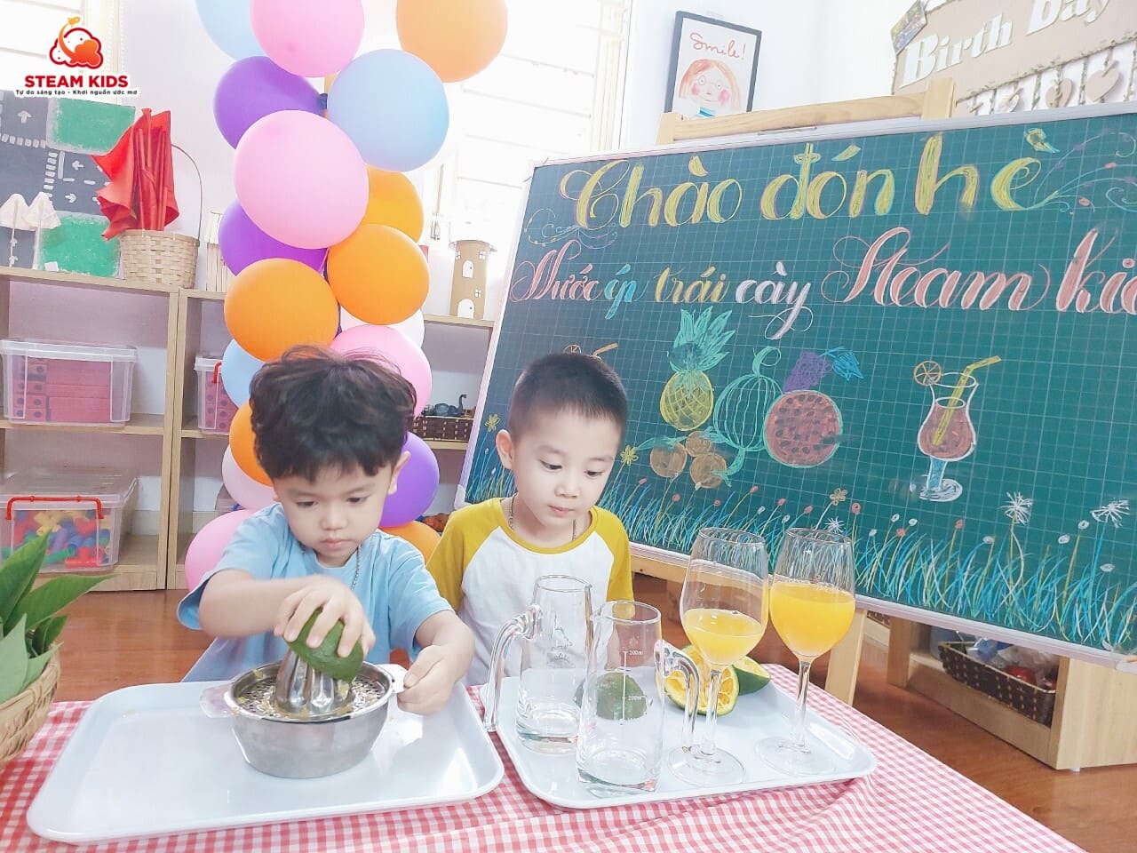 CHÀO ĐÓN HÈ - CÙNG LÀM NƯỚC ÉP TRÁI CÂY CHÀO ĐÓN HÈ - CÙNG LÀM NƯỚC ÉP TRÁI CÂY - Trường Mầm Non STEAM KIDS