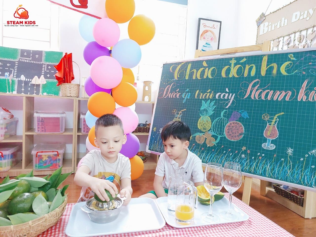 CHÀO ĐÓN HÈ - CÙNG LÀM NƯỚC ÉP TRÁI CÂY CHÀO ĐÓN HÈ - CÙNG LÀM NƯỚC ÉP TRÁI CÂY - Trường Mầm Non STEAM KIDS
