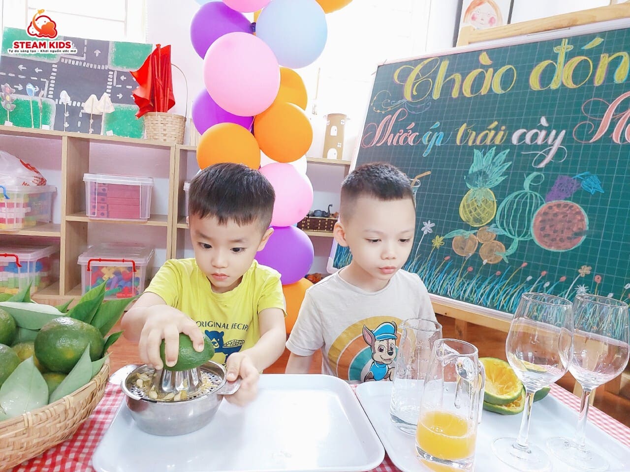 CHÀO ĐÓN HÈ - CÙNG LÀM NƯỚC ÉP TRÁI CÂY CHÀO ĐÓN HÈ - CÙNG LÀM NƯỚC ÉP TRÁI CÂY - Trường Mầm Non STEAM KIDS