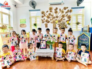 TRANG TRÍ KHUNG ẢNH BÁC HỒ - Trường Mầm Non STEAM KIDS