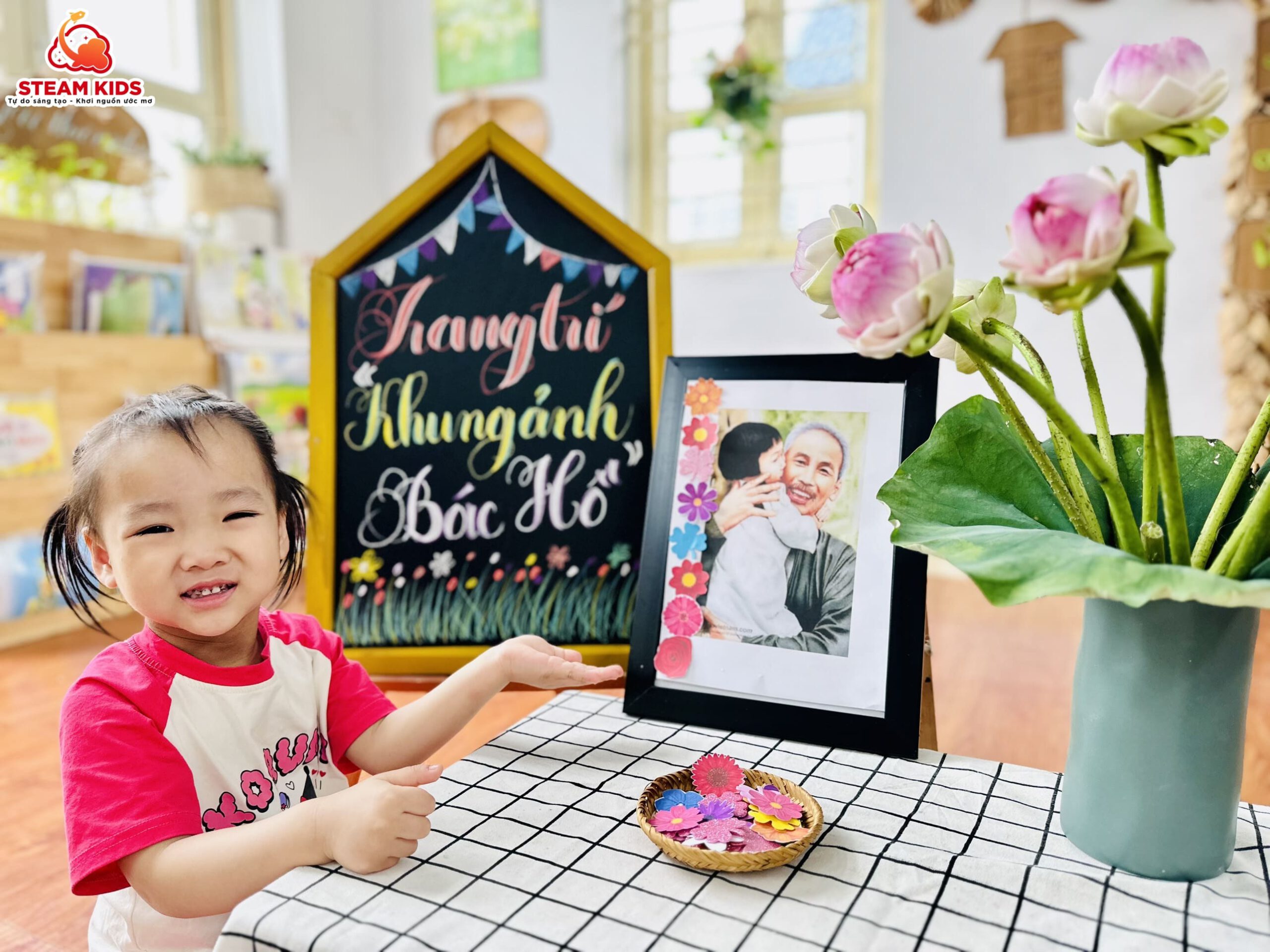 TRANG TRÍ KHUNG ẢNH BÁC HỒ TRANG TRÍ KHUNG ẢNH BÁC HỒ - Trường Mầm Non STEAM KIDS