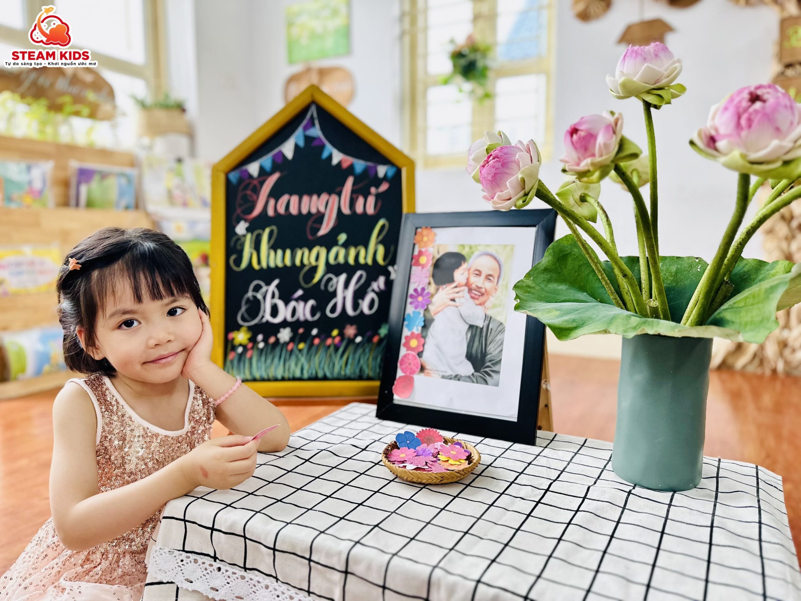 TRANG TRÍ KHUNG ẢNH BÁC HỒ TRANG TRÍ KHUNG ẢNH BÁC HỒ - Trường Mầm Non STEAM KIDS