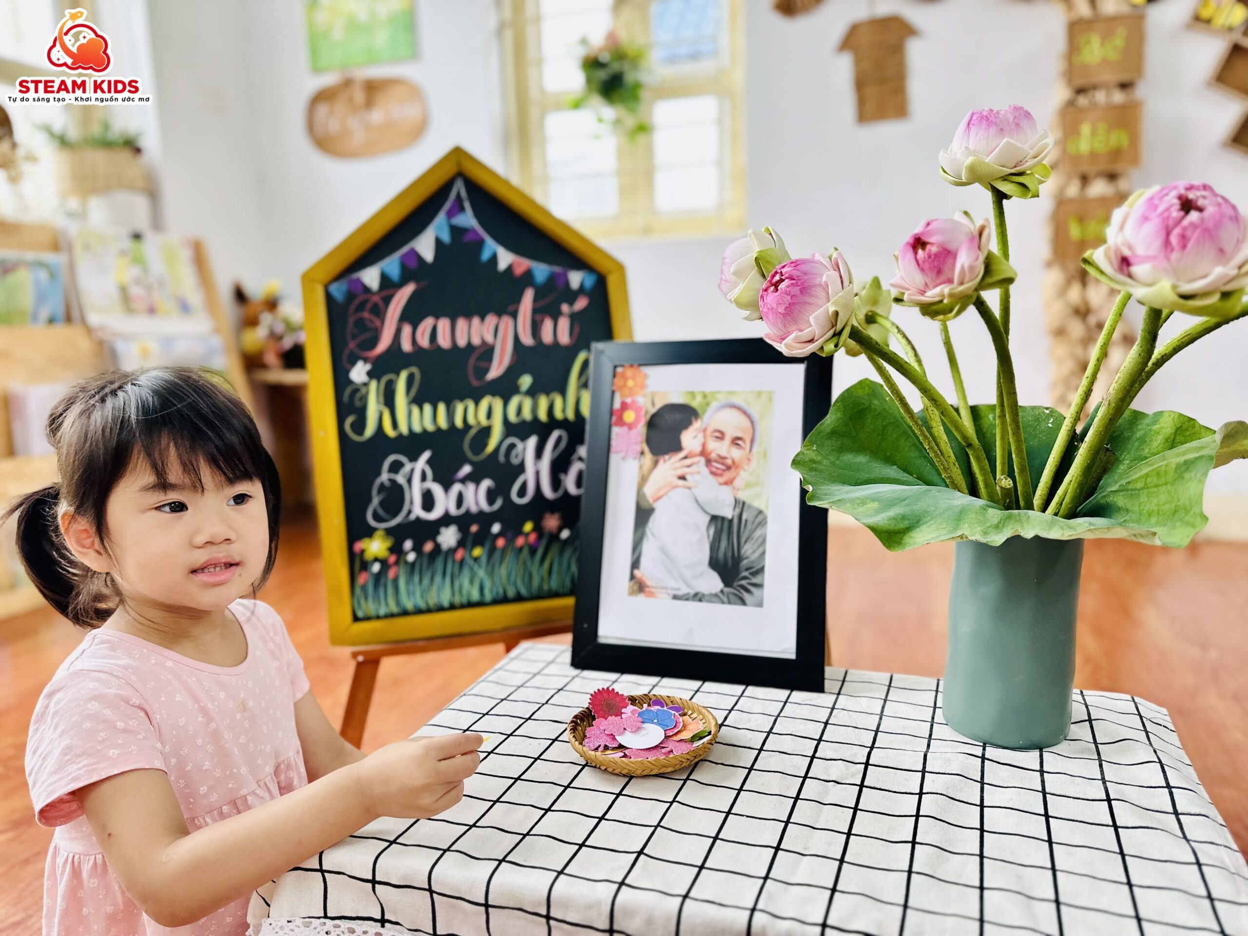 TRANG TRÍ KHUNG ẢNH BÁC HỒ TRANG TRÍ KHUNG ẢNH BÁC HỒ - Trường Mầm Non STEAM KIDS