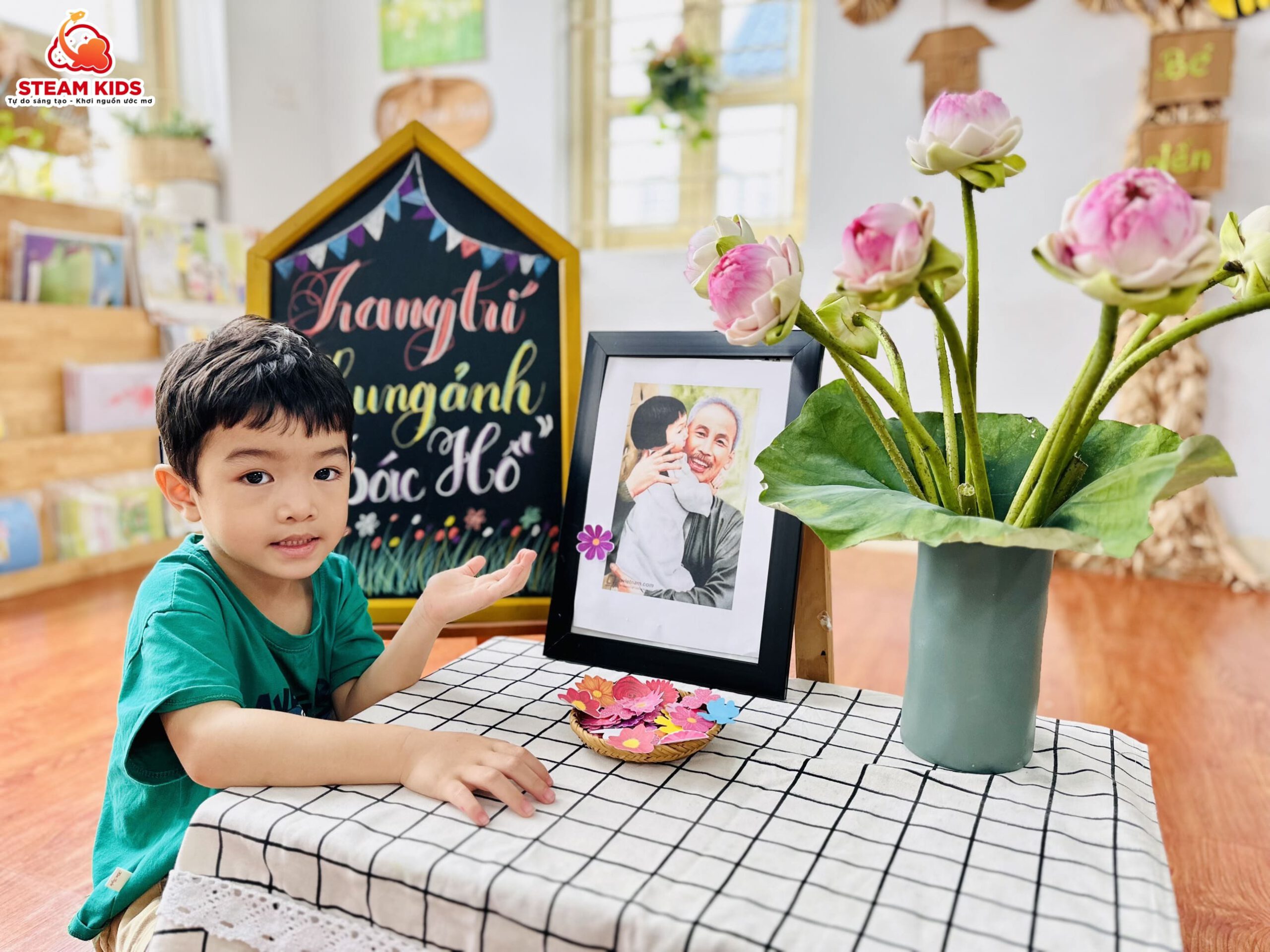 TRANG TRÍ KHUNG ẢNH BÁC HỒ TRANG TRÍ KHUNG ẢNH BÁC HỒ - Trường Mầm Non STEAM KIDS