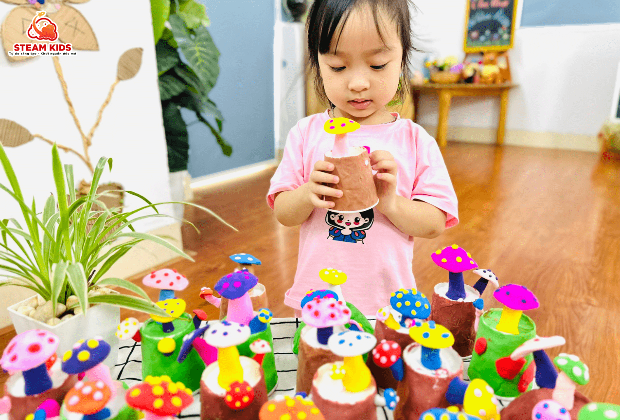 LÀM CÂY NẤM TỪ ĐẤT NẶN LÀM CÂY NẤM TỪ ĐẤT NẶN - Trường Mầm Non STEAM KIDS