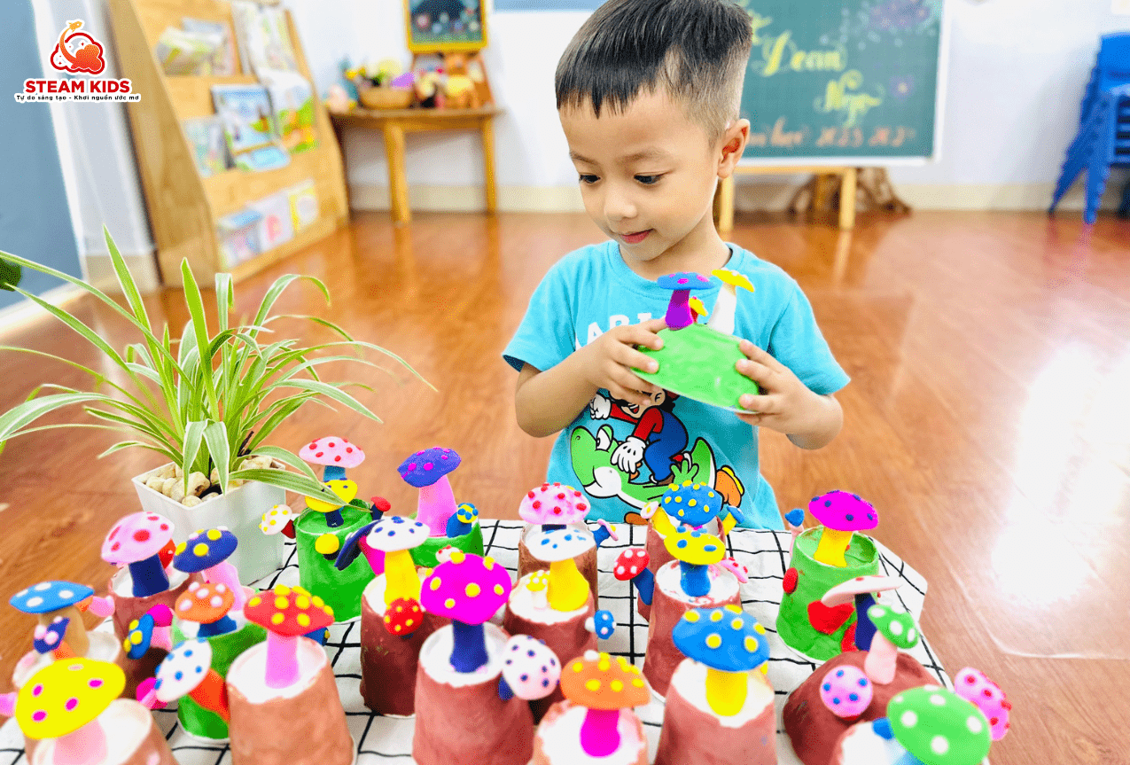 LÀM CÂY NẤM TỪ ĐẤT NẶN LÀM CÂY NẤM TỪ ĐẤT NẶN - Trường Mầm Non STEAM KIDS
